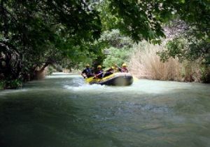 Tortum Çayında rafting heyecanı